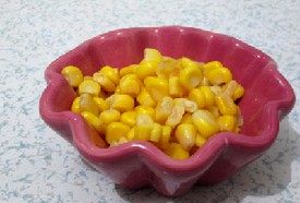 4、芝心香肠苹果披萨,把甜玉米沥干水分