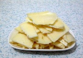 5、芝心香肠苹果披萨,马苏里拉奶酪切成大薄片