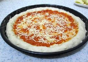 10、芝心香肠苹果披萨,撒上适量的披萨草后再撒上一层总统安文达切丝奶酪