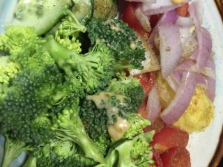 2、鸡胸田园披萨,准备好各种蔬菜