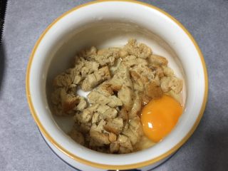 4、鸡胸田园披萨,吐司切丁用鸡蛋拌匀