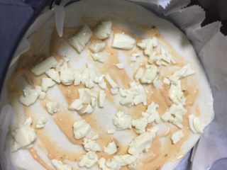 5、鸡胸田园披萨,手抓饼上抹上沙拉酱和芝士条