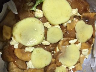 8、鸡胸田园披萨,再铺上土豆片