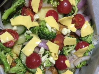 9、鸡胸田园披萨,用空气炸锅烤八分钟后铺上蔬菜