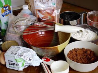 1、最好吃的基本巧克力蛋糕,首先准备好每个材料