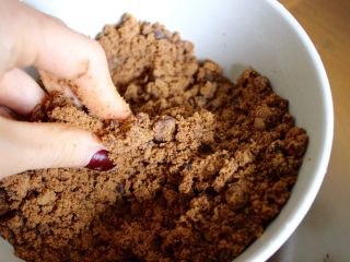 2、最好吃的基本巧克力蛋糕,把红糖的小颗粒都给弄成粉（要不蛋糕里会有很多糖球）