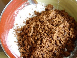 3、最好吃的基本巧克力蛋糕,把苏打粉，发酵粉，白面粉和红糖放在一起