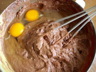 7、最好吃的基本巧克力蛋糕,把软的牛油，牛奶和两个鸡蛋加进去搅拌均匀