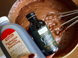 8、最好吃的基本巧克力蛋糕,加上2小勺香草精和咖啡精让后搅拌均匀（不用，但是这样会增加巧克力的味道）