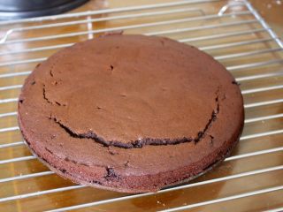 15、最好吃的基本巧克力蛋糕,拿出来晾