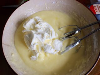 20、最好吃的基本巧克力蛋糕,把一杯奶油乳酪/马斯卡潘干酪倒进去