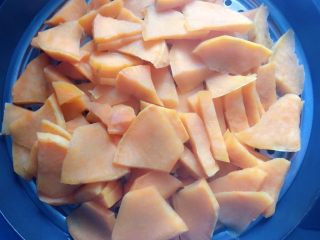 1、豆沙红薯饼,先将红薯去皮洗净，切成小块上锅隔水蒸熟。