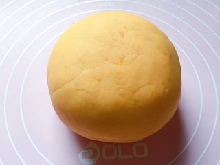 6、豆沙红薯饼,用手和成软硬适中的面团。