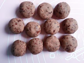 8、豆沙红薯饼,将豆沙也平均分成12等份。