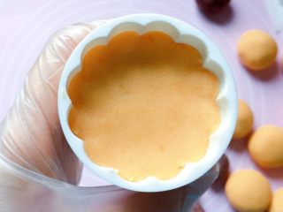 11、豆沙红薯饼,放入模具中压实，按平。（模具可刷一层薄薄的油，容易脱模。我用的是50g的月饼模，你也可以用其它的饼干模具，或者直接搓成圆球，这个就随你喜欢啦。）