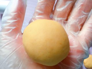 10、豆沙红薯饼,包好，团成橢圓形的球。