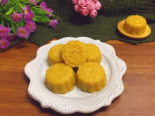 14、豆沙红薯饼,蒸好的豆沙红薯饼稍晾凉，装盘即可食用。