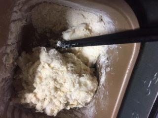 1、豆沙蛋黄酥,油皮的所有材料放进面包桶,启动揉面程序,我一般一个程序结束会再启动一次,第二次揉十分钟,一共是30分钟左右。