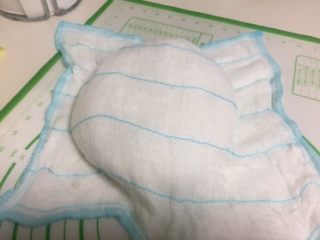 3、豆沙蛋黄酥,装进保鲜袋,上面盖一块布醒发45分钟左右。