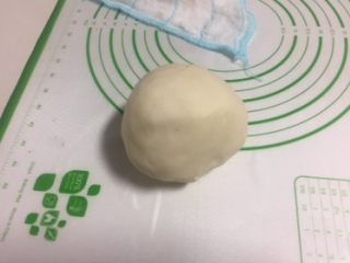 5、豆沙蛋黄酥,用手混合油酥,混合好的油酥不会是粉状,能够揉捏成团,装袋备用。