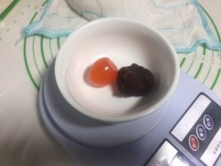 7、豆沙蛋黄酥,蛋黄和豆沙放进碗里,共40克左右。