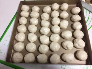 11、豆沙蛋黄酥,醒发的油皮也分成小份,单个20克左右。