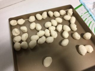 10、豆沙蛋黄酥,油酥分成均匀的等份,大概10克一个。