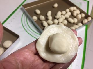 12、豆沙蛋黄酥,油皮捏成圆片,中间放上一个油酥。