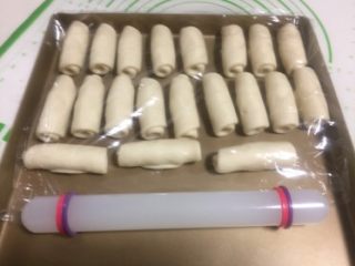 20、豆沙蛋黄酥,擀好一盘用保鲜膜盖住。