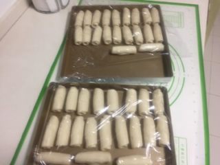 21、豆沙蛋黄酥,两盘都擀好静止一刻钟。