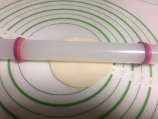 27、豆沙蛋黄酥,擀成圆片,也是从中间朝四个方向擀。