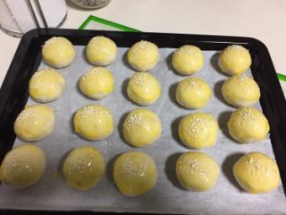 33、豆沙蛋黄酥,撒上白芝麻装饰,如果做两种馅可撒黑芝麻区分内馅。