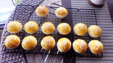 35、豆沙蛋黄酥,烘烤结束烤盘拿出来放晾网架上散热,稍微冷却拿出来放晾网架。