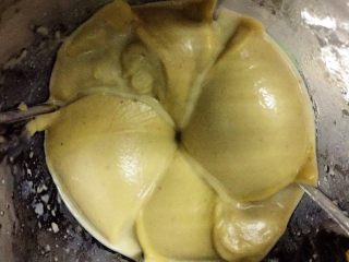 1、木糖醇栗子蓉月饼,栗子提前2小时煮熟,沥水,放进搅拌机里,然后放170g牛奶,搅拌成糊,