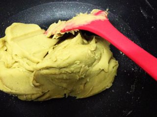 4、木糖醇栗子蓉月饼,炒20分钟后基本可以