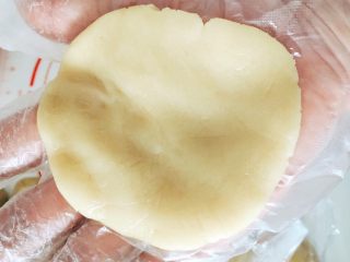 11、木糖醇栗子蓉月饼,取一个饼皮,压成大大的圆,最好是中间薄周围厚的