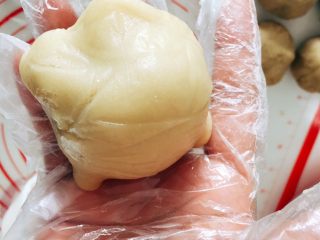 12、木糖醇栗子蓉月饼,把饼皮盖到栗子馅上,像戴帽子似的。