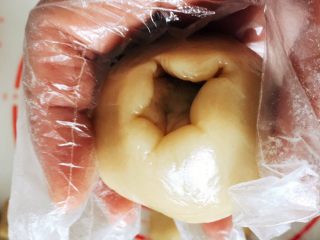 13、木糖醇栗子蓉月饼,封口抹平,月饼就包好了