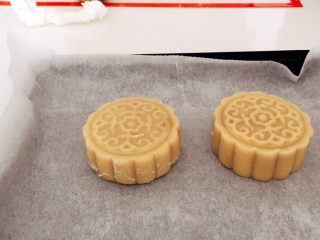 18、木糖醇栗子蓉月饼,取出模具,一个个花纹清晰的月饼就出来了