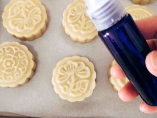 19、木糖醇栗子蓉月饼,200度预热烤箱5分钟,然后在月饼上喷些水,入烤箱烤5分钟定型