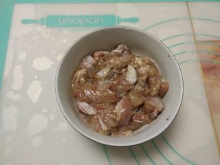 1、黑椒鸡肉披萨,把鸡腿清净去骨后切成小块，加入黑胡椒粉、盐、糖、料酒腌制作1小时入味。