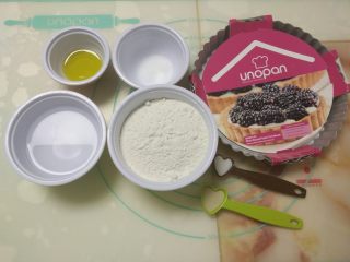 2、黑椒鸡肉披萨,准备好披萨面团的材料。