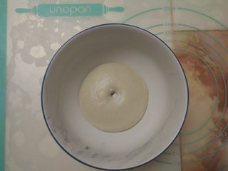 13、黑椒鸡肉披萨,取出发酵好的面团。