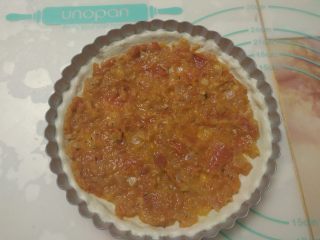 16、黑椒鸡肉披萨,均匀的涂抹上披萨酱。