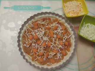 17、黑椒鸡肉披萨,撒上适量马苏里拉芝士，再放上胡萝卜块。