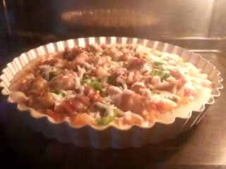 20、黑椒鸡肉披萨,入预热好的烤箱，200度12分钟左右，烤至饼干金黄时即可。