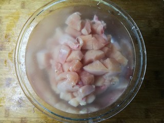 3、健康无油燕麦鸡米花,加水稍微泡一下，再次清洗下鸡肉