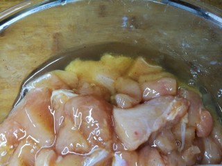 10、健康无油燕麦鸡米花,加少许蛋清(剩下的别扔，可以用来蘸生粉和裹燕麦)