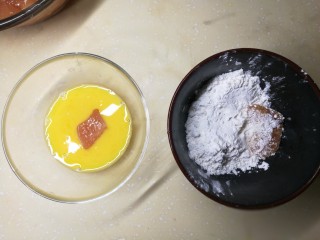 12、健康无油燕麦鸡米花,取一块鸡胸肉，先蘸下蛋液，再蘸生粉