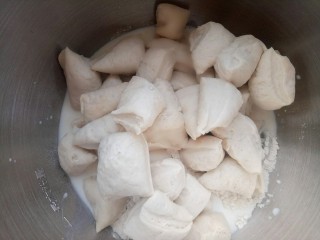 2、热狗面包,把中种面团切成小块与主面团(除黄油和盐)材料混合。